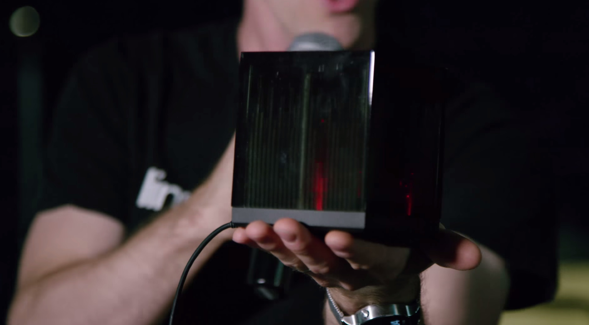 AMD показала компактную видеокарту RX Vega Nano и прототип голографического устройства Radeon Holocube в форме куба