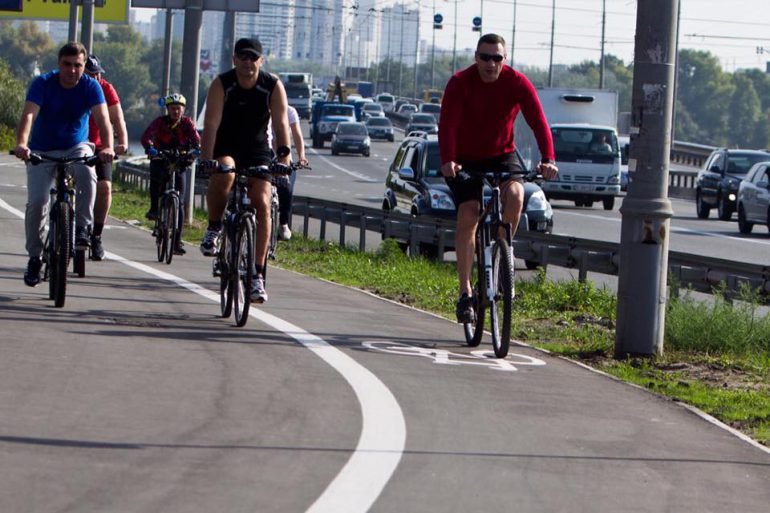 В Киеве открыли первые совмещенные полосы для одновременного движения велосипедов и общественного транспорта
