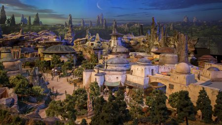 Disney показала детальный макет тематического парка Star Wars Land, открытие которого ожидается в 2019 году [видео]