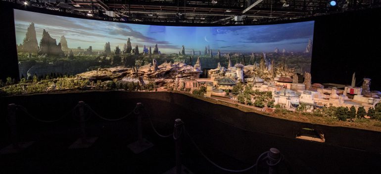 Disney показала детальный макет тематического парка Star Wars Land, открытие которого ожидается в 2019 году [видео]