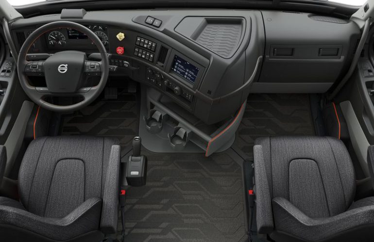 Новые грузовики Volvo уже в базе содержат вспомогательную систему управления, а в качестве опции могут включать Apple CarPlay
