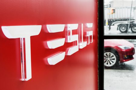 Сотрудницы завода Tesla называют его «зоной хищников» и обвиняют коллег-мужчин в сексизме