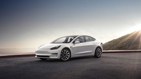 Tesla начинает продажи электромобилей Model 3, дальнобойная версия с запасом хода 500 км стоит $44 тыс.
