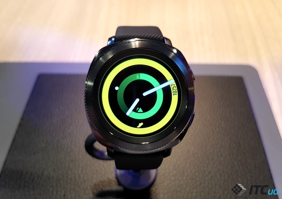 Первый взгляд на умные часы Samsung Gear Sport, спортивный браслет Gear Fit2 Pro и наушники IconX 2018