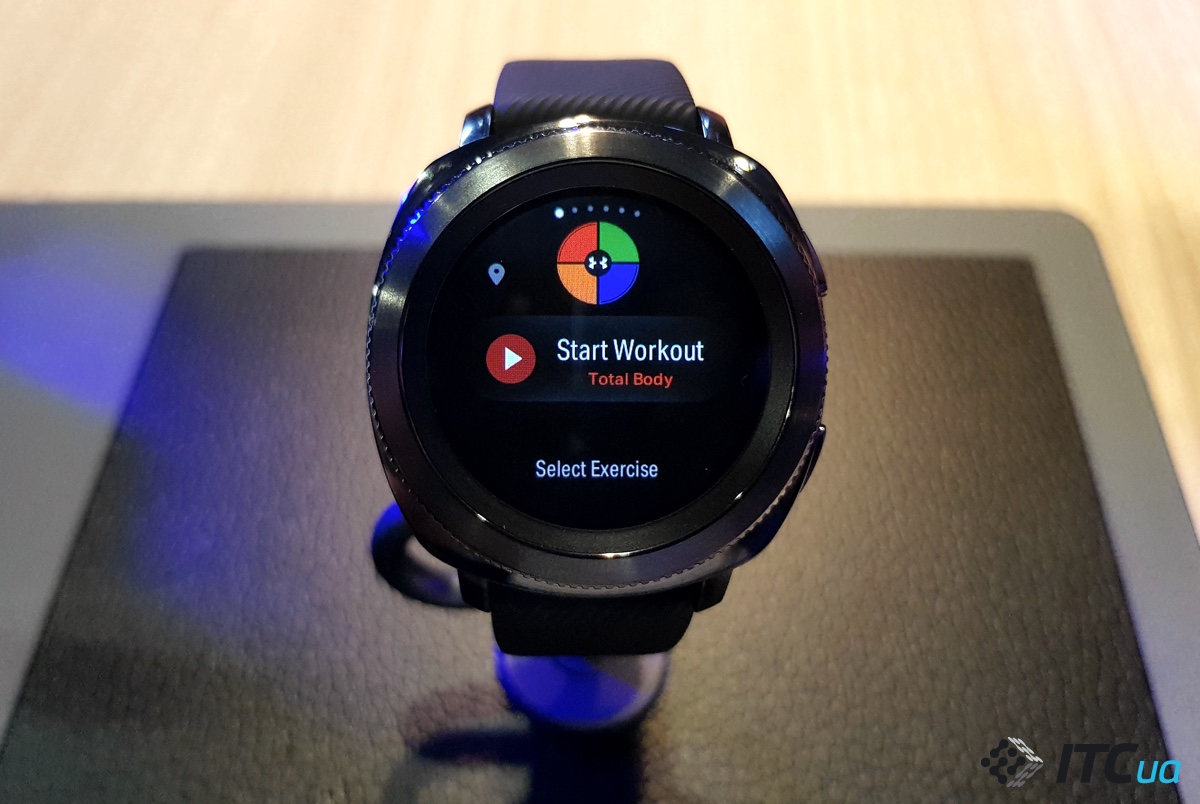 Первый взгляд на умные часы Samsung Gear Sport, спортивный браслет Gear Fit2 Pro и наушники IconX 2018