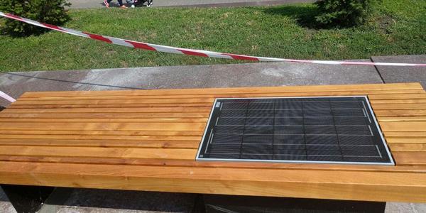 В Киеве установили скамейки с солнечными панелями, от которых можно подзарядить гаджеты