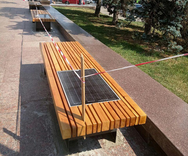 В Киеве установили скамейки с солнечными панелями, от которых можно подзарядить гаджеты