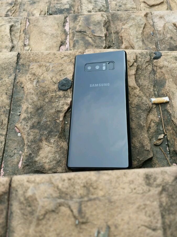 Рекламная брошюра Samsung Galaxy Note8 раскрывает основные особенности смартфона, появились «живые» фото новинки