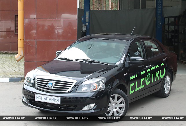 В Беларуси представили первый белорусский электромобиль на базе китайского седана Geely SC7 [видео]