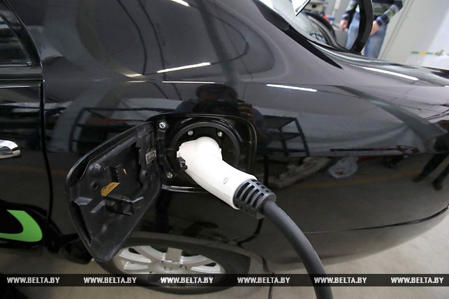 В Беларуси представили первый белорусский электромобиль на базе китайского седана Geely SC7 [видео]