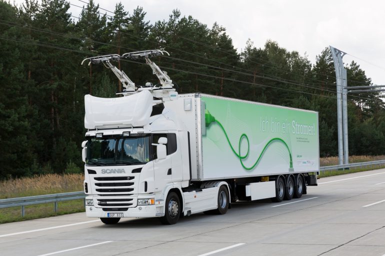 Siemens построит в Германии систему eHighway для подзарядки на ходу электрических грузовиков с "троллейбусными" штангами