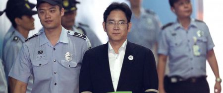 Вице-президент Samsung Electronics и фактический глава Samsung Group приговорен к пяти годам за взятки