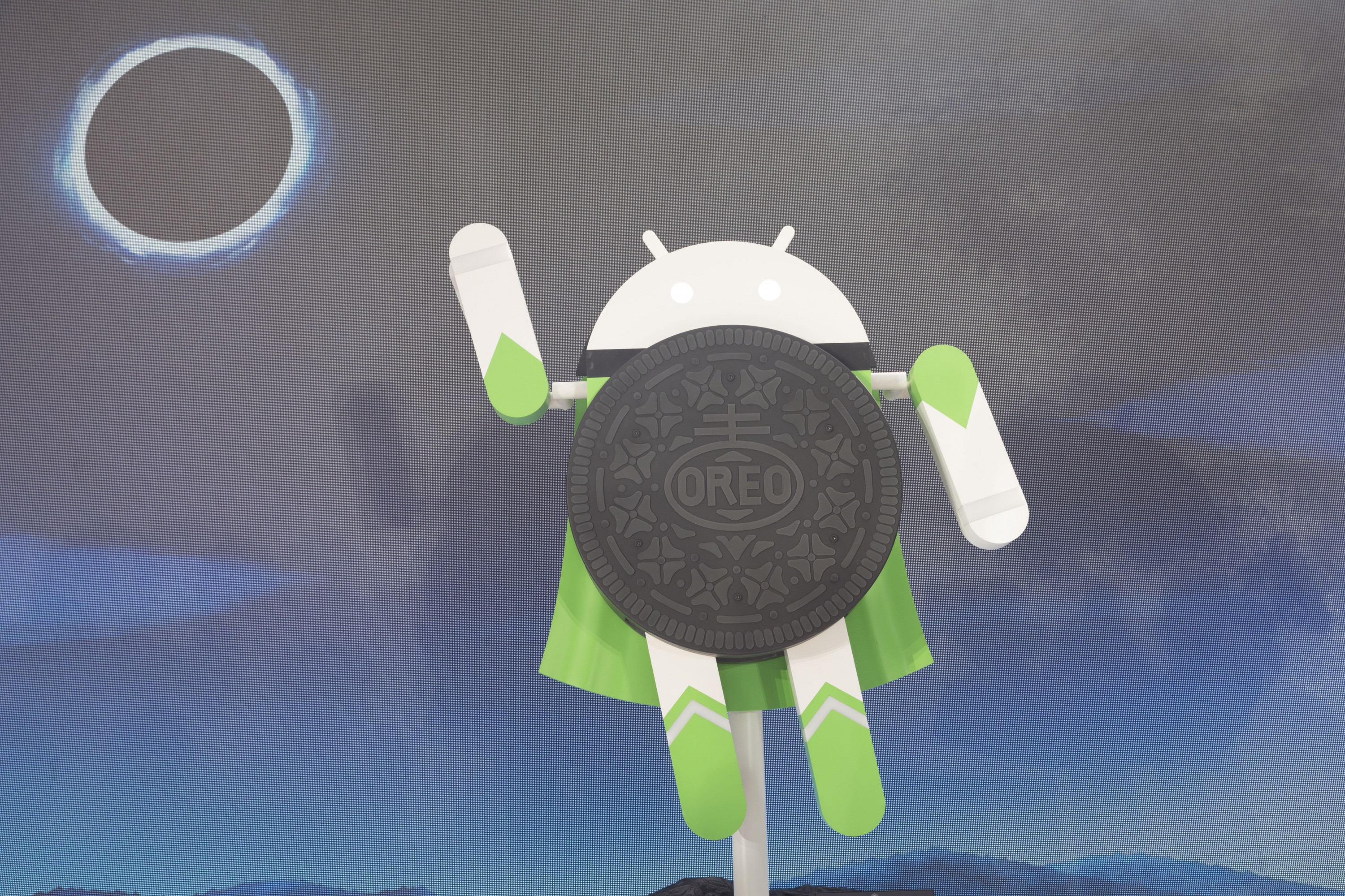 Официальное имя новой ОС Android O — Oreo. Несмотря на официальный выход пока ее не получил ни один смартфон