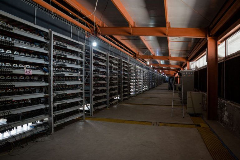 Журналисты побывали на ферме крупнейшего майнера Bitmain, которая ежедневно добывает биткоинов на $280 тыс. и тратит до $39 тыс. на электроэнергию