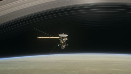 Cassini готовится к своему прощальному «вальсу» перед драматическим погружением в атмосферу Сатурна
