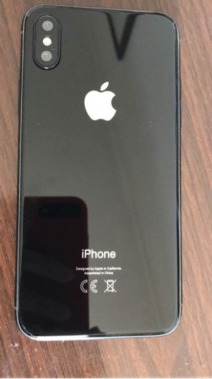 Появились новые качественные фотографии iPhone 8, на задней панели смартфона дактилоскопического датчика тоже не видно