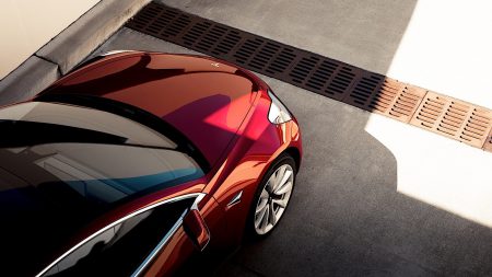 Tesla нарастила выручку более чем вдвое, но зафиксировала рекордный убыток из-за затрат на запуск Model 3, на которую ежедневно поступает 1800 новых заказов