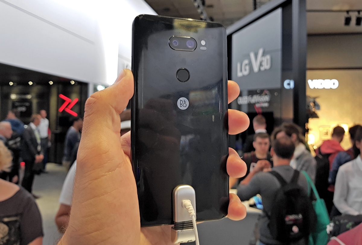Первый взгляд на смартфон LG V30