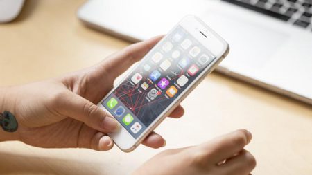 FCC требует от Apple активировать FM-приемник в смартфонах iPhone, но его там давно уже нет