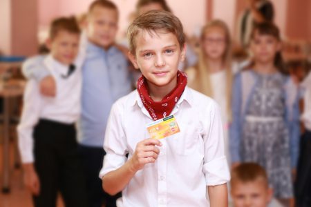 Mastercard и Ощадбанк выпустили электронный ученический билет для 300 учеников киевской гимназии №107, который выполняет функции удостоверения, пропуска и платежной карты