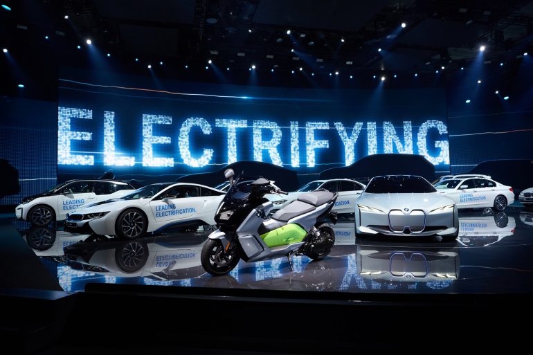 На Франкфуртском автосалоне представили концептуальный электромобиль BMW iVision Dynamics с максималкой 200 км/ч и запасом хода 600 км