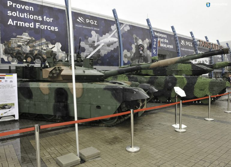 "Укроборонпром" совместно с польской компанией "Bumar-Labedy" разработал танк PT-17, который является глубокой модернизацией модели Т-72 по стандартам НАТО