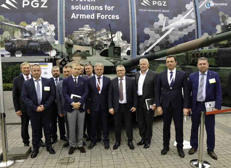 "Укроборонпром" совместно с польской компанией "Bumar-Labedy" разработал танк PT-17, который является глубокой модернизацией модели Т-72 по стандартам НАТО