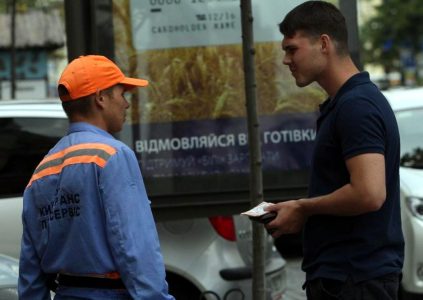 В Киеве запустили сервис бесконтактной оплаты парковки автомобиля смартфоном через Privat24