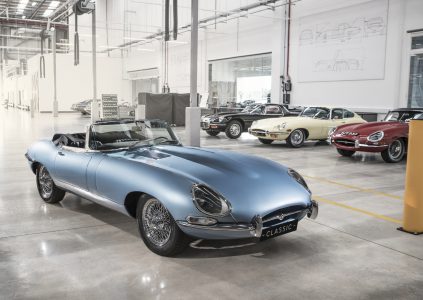 «Самый красивый электромобиль в мире»: Британцы построили электрический Jaguar E-type Zero на основе классической модели 1968 года