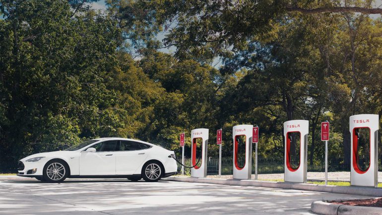 Tesla начнет устанавливать новые компактные скоростные зарядки Urban Supercharger в центрах крупных городов