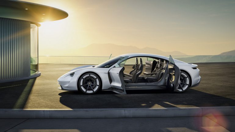 Porsche проводит дорожные испытания электромобиля Mission E (первые "живые" фото), используя для сравнения Tesla Model S и X