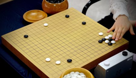 Разработчики DeepMind создали самообучаемую нейросеть. Новый алгоритм для игры в го на ее основе AlphaGo Zero разгромил прежнего чемпиона AlphaGo