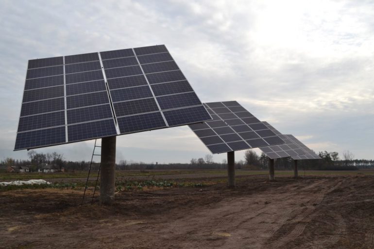 На Полтавщине предприниматель построил на своем поле солнечную электростанцию мощностью 30 кВт с плановой окупаемостью в 5-6 лет