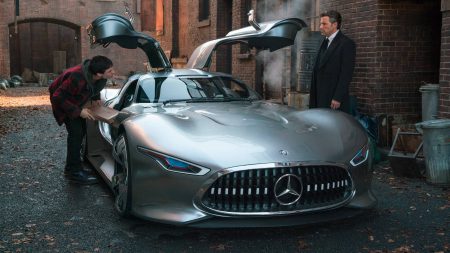 Mercedes-Benz подписал соглашение с Warner Bros. и теперь Бэтмен будет водить суперкар AMG Vision Gran Turismo, а Чудо-женщина — кабриолет E-Class