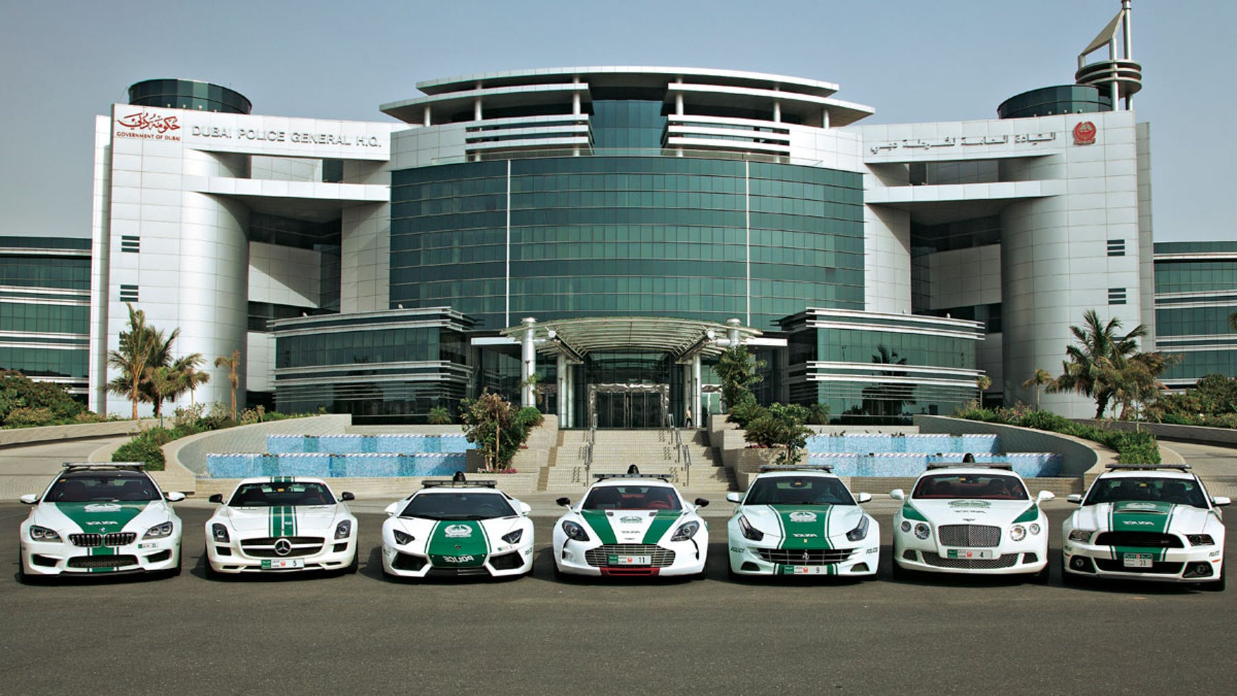 Uae cars. Полиция Дубая машины 2022. Автопарк полиции Дубая. Полицейский автопарк Дубай. Суперкары полиции Дубая.