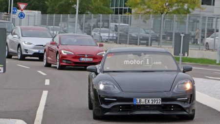 Porsche проводит дорожные испытания электромобиля Mission E (первые «живые» фото), используя для сравнения Tesla Model S и X
