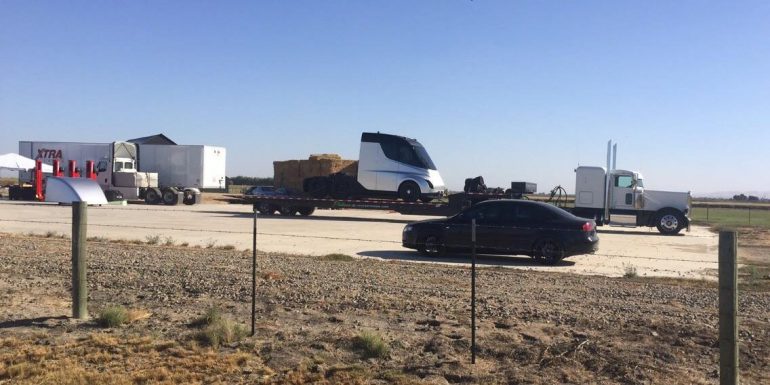 Первая фотография электрогрузовика Tesla Semi, снятая на секретном полигоне в Калифорнии