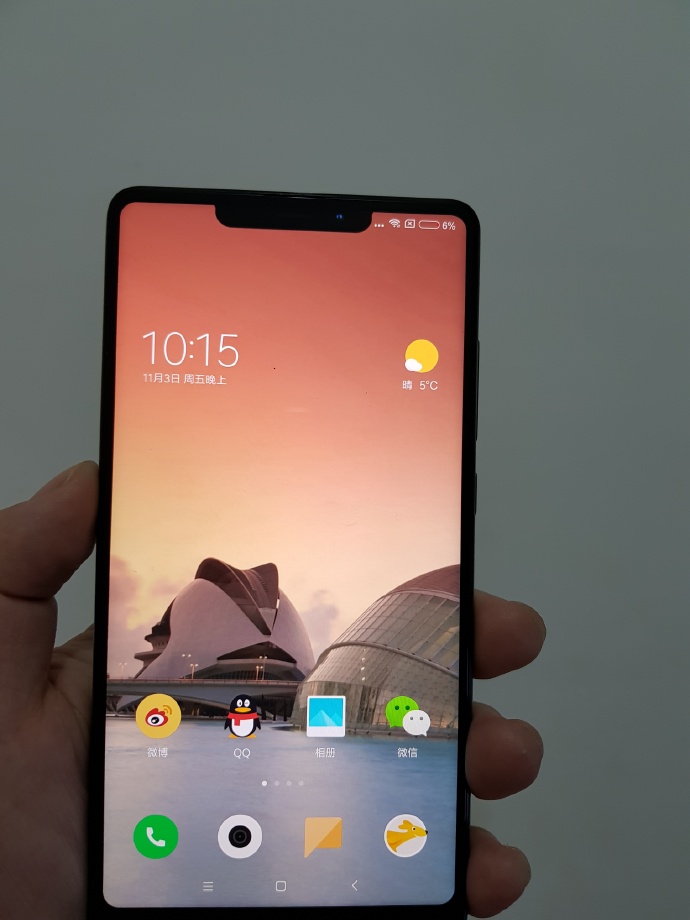 Предполагаемые изображения смартфона Xiaomi Mi Mix 2s демонстрируют безрамочный экран с «челочкой», как у iPhone X