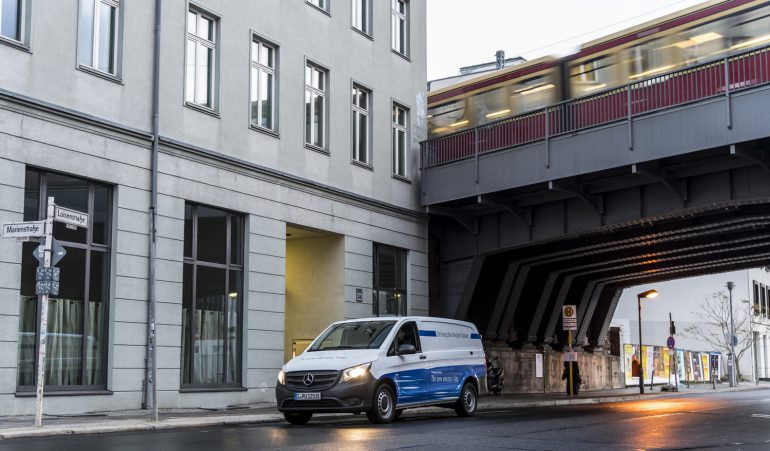 Mercedes-Benz представила новый электрический фургон eVito с запасом хода 150 км и пообещала перевести все свои коммерческие модели на электрическую тягу