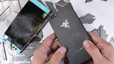 Алюминиевый Razer Phone оказался заметно прочнее пластикового прообраза Nextbit Robin, а внутри у него нашлась массивная тепловая трубка [видео]