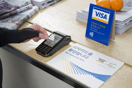 «Перчатки, стикеры и значки»: Visa представила аксессуары для бесконтактных платежей через NFC
