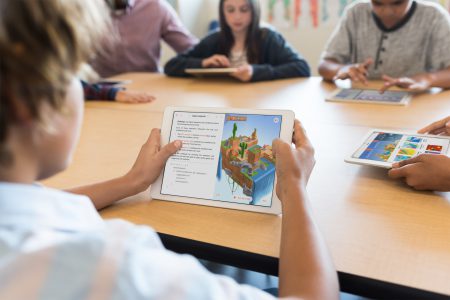 «Что такое компьютер?»: Apple сняла рекламу планшета iPad Pro, который по ее мнению уже способен заменить современным детям ноутбуки