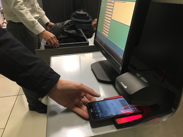 В аэропорту «Киев» (Жуляны) установили сканеры для считывания онлайн-регистрации с экранов смартфонов и киоски самостоятельной регистрации