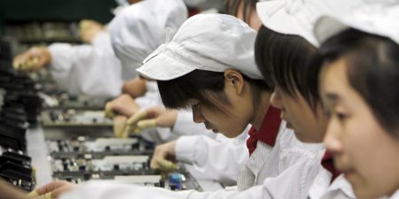 Financial Times: Foxconn незаконно использовала труд китайских студентов для сборки iPhone X и заставляла их работать по 11 часов в сутки