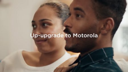 «Вы забыли концовку»: Motorola сняла продолжение недавней рекламы Galaxy Note8 с высмеиванием смартфонов iPhone
