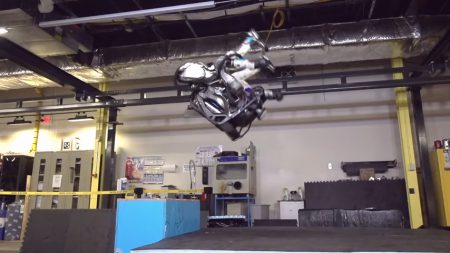 Boston Dynamics научили человекоподобного робота Atlas делать заднее сальто! [Видео]