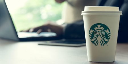 Провайдер кофеен Starbucks через Wi-Fi внедрял в устройства посетителей код для добычи криптовалюты Monero