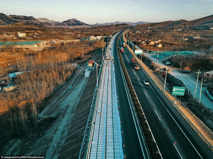 «Прозрачный бетон, солнечные панели и беспроводная зарядка»: В Китае строят шоссе будущего