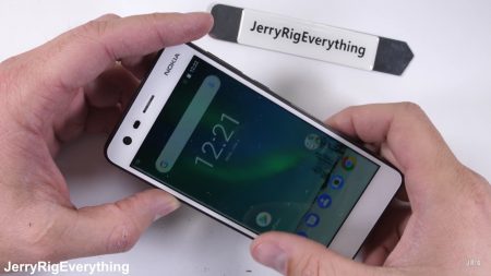 Бюджетный смартфон Nokia 2 отлично справился с тестами на прочность от JerryRigEverything [видео]