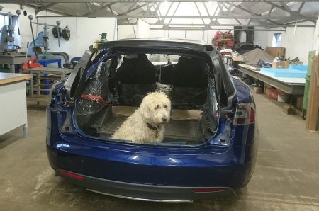 Британец переделал Tesla Model S в универсал, так как его собакам не хватало места в багажнике. Проект отнял год и $93 тыс. без учета цены электромобиля